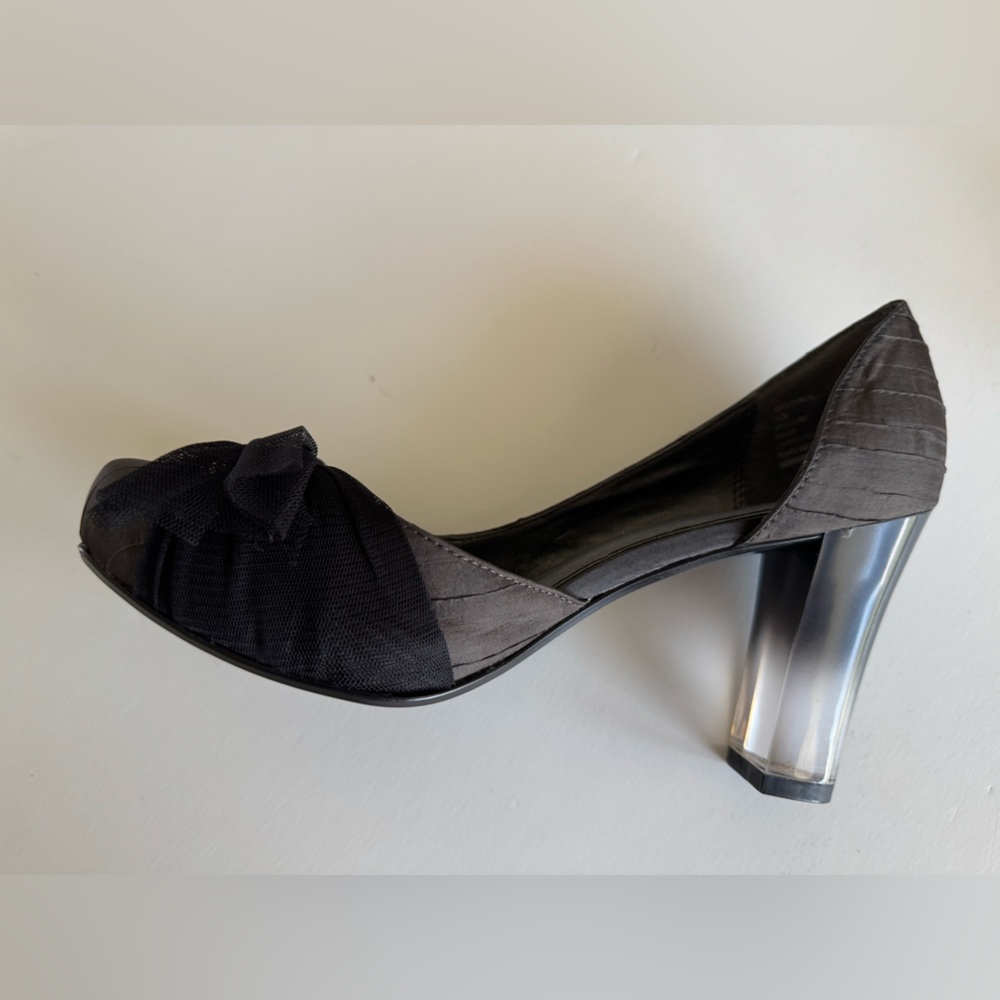 Sophisticated simply Vera heels, 7 1/2, 3 inch chunky heel, bow at toe, NWOT